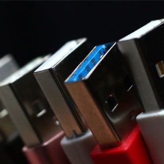 Mit jelent az USB-portok csatlakozóinak színe?